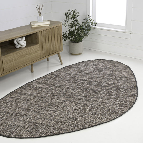 HomeRoots 5' Stylish Natural and Black Medallion Indoor/Outdoor Area Rug - Durable, Versatile, Easy Care! 704835