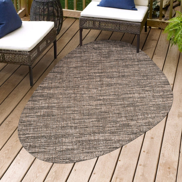 HomeRoots 5' Stylish Natural and Black Medallion Indoor/Outdoor Area Rug - Durable, Versatile, Easy Care! 704835