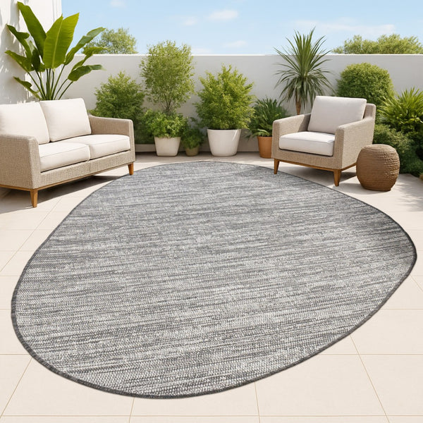 HomeRoots 5' Gray and Black Medallion Indoor-Outdoor Area Rug - Stylish, Durable, and Low-Maintenance Design 704840