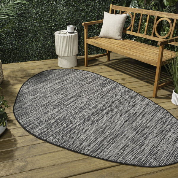 HomeRoots 5' Gray and Black Medallion Indoor-Outdoor Area Rug - Stylish, Durable, and Low-Maintenance Design 704840