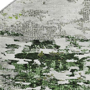 HomeRoots 8' Artichoke Green Abstract Round Rug - Washable, UV-Protected & Non-Slip for Family Spaces 704954