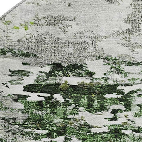 HomeRoots 8' Artichoke Green Abstract Round Rug - Washable, UV-Protected & Non-Slip for Family Spaces 704954