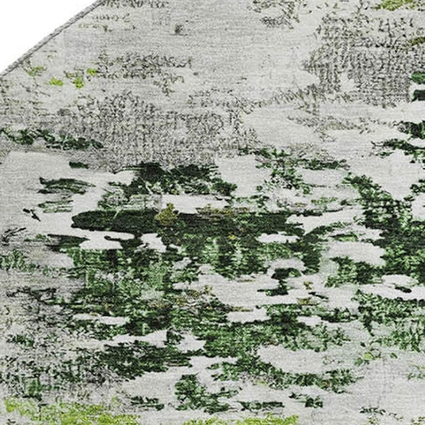 HomeRoots 8' Artichoke Green Abstract Round Rug - Washable, UV-Protected & Non-Slip for Family Spaces 704954