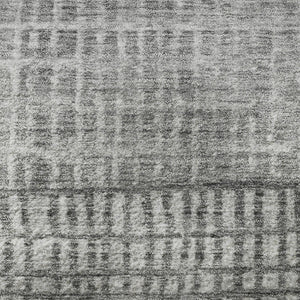 HomeRoots 8' Gray and Silver Geometric Round Rug - Washable, UV Protected, Stain Resistant for Stylish Homes 705032