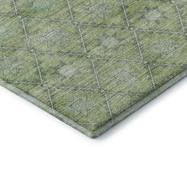 HomeRoots 8' Green and Gray Geometric Round Rug - Washable, UV Resistant, Non-Slip, Ideal for High-Traffic Areas 706028