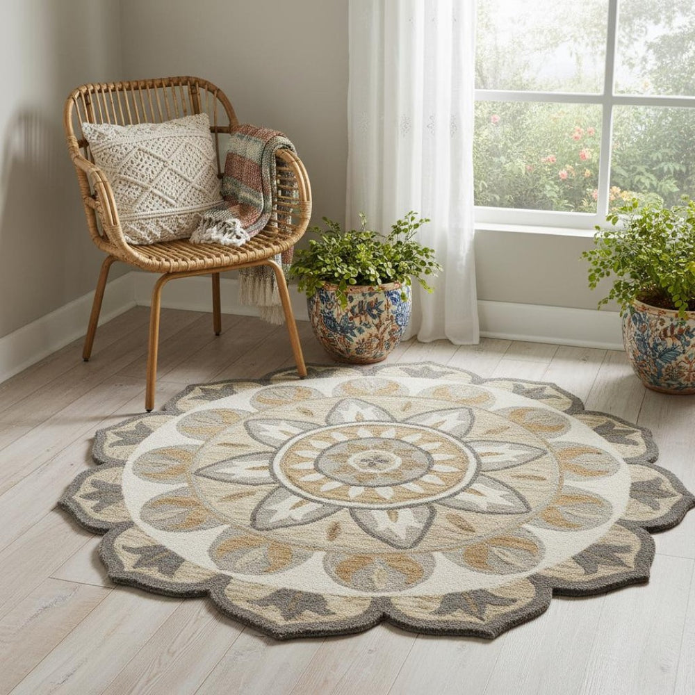 HomeRoots 5' Floral Hand-Tufted Round Rug in Silver and Ivory – Artisanal Wool Comfort for Your Home Décor 712707