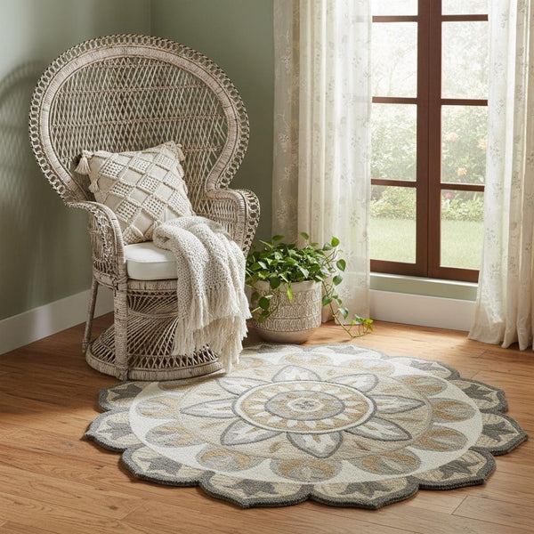 HomeRoots 6' Silver and Ivory Floral Hand-Tufted Wool Round Rug – Cozy Artisanal Charm for Your Home Décor 712708
