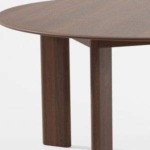 HomeRoots 59" Timeless Solid Oak Round Dining Table - Seats 8, Perfect for Meals, Games & Versatile Living Spaces 712865