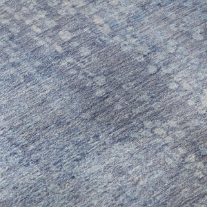 HomeRoots 8' Blue And Ivory Abstract Round Rug - Washable, UV-Protected, Stain-Resistant for Modern Spaces 717323