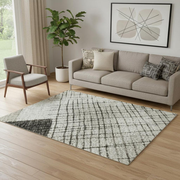 HomeRoots 8' Ivory and Gray Geometric Washable Round Rug – Durable, Stylish, UV-Protected for Active Homes! 718319