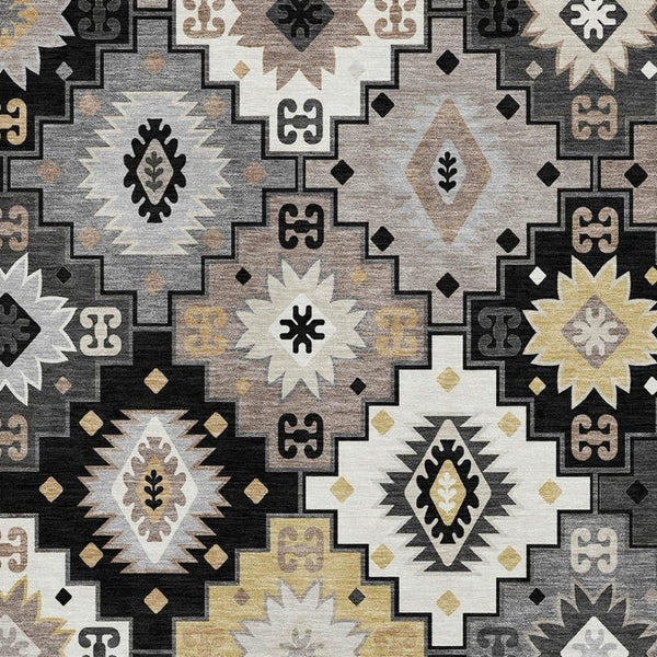 HomeRoots 8' Black and Gray Geometric Round Rug - Washable, UV-Protected, Ideal for High-Traffic Spaces! 718638