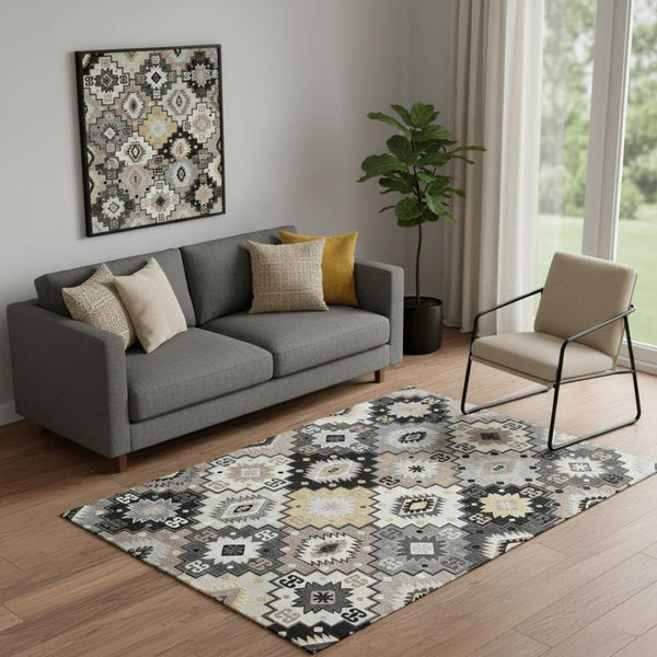 HomeRoots 8' Black and Gray Geometric Round Rug - Washable, UV-Protected, Ideal for High-Traffic Spaces! 718638