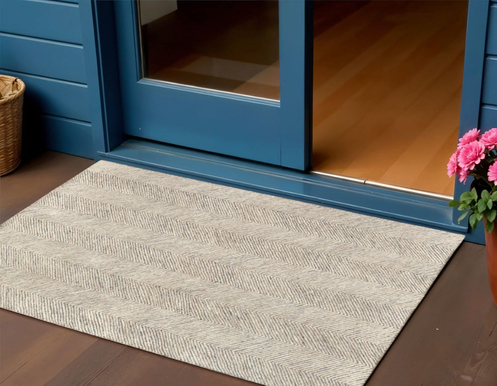 HomeRoots 5' Light Gray & Beige Floral Hand-Tufted Wool Area Rug - Elegant, Durable, Perfect for Any Room! 719023