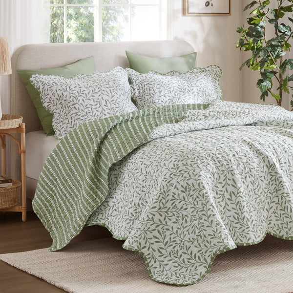 English Elm 3-piece King Quilt Set Scalloped Hem Microfiber Bedding for Master or Guest Room Sage Green B035P482950