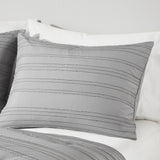 Intelligent Design Oliver Modern/Contemporary Cationic Dyed Clip Jacquard Duvet Cover Set with Throw Pillow ID12-2302 Gray