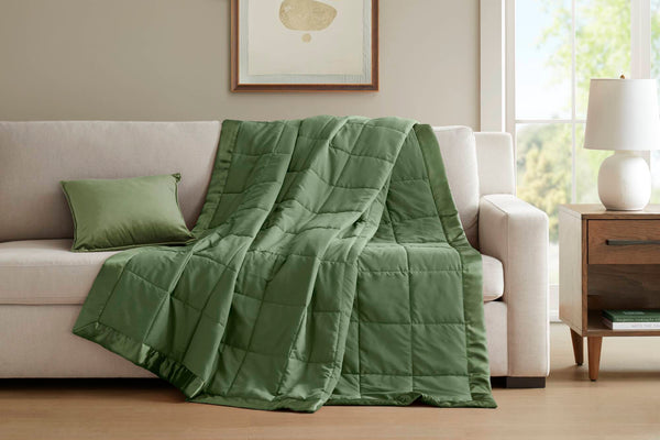 English Elm 1 Lightweight Down Alternative King Blanket with Satin Trim, Moisture-Resistant Microfiber, Quilted Comfort Green 14.96 L x 7.87 W x 7.87 H B035P319516
