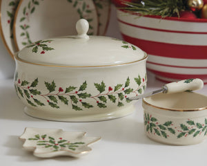 Lenox Holiday Ivory Porcelain Covered Dish with 24 Karat Gold Holly Berries Motif 863646