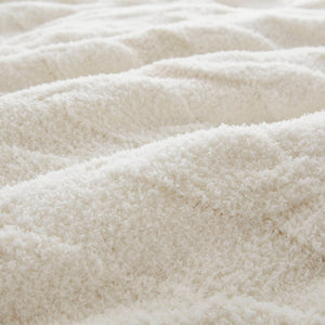 English Elm 3-Piece Queen Coverlet Set Matelassé Elegance with Two Shams — Soft Polyester-Rayon Texture, Durable Comfort Ivory 20.47 L x 13.78 W x 12.2 H B035P381301