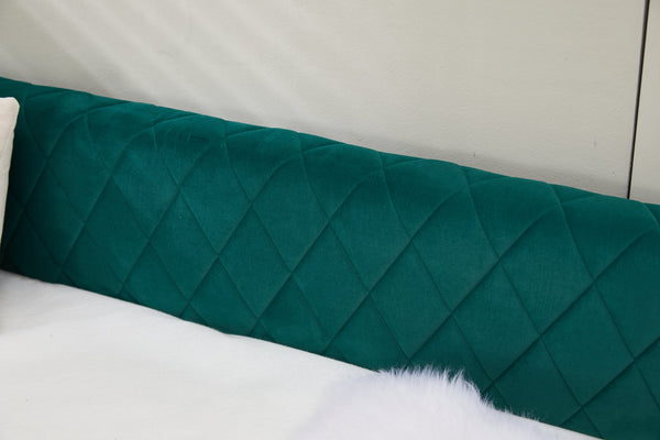 English Elm Emerald velvet daybed with diamond tufted pull-out trundle, modern sturdy frame, luxe guest bed for living spaces W1361S00033