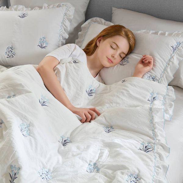 English Elm 3-piece Floral Embroidered Quilt Set Ruffled Trim Romantic Bedding for Full Queen Beds White+Blue B035P463190