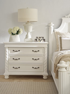 Lexington Barclay Butera Barletta Bachelor’S Chest - Elegant Three-drawer Storage With Decorative Turned Posts & Bun Feet Polo Mallet White  937-624