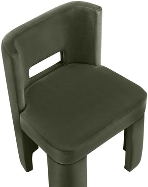Meridian Furniture Zuno Sculptural Velvet Upholstered Dining Chair with Solid Wood Frame for Modern Interiors Green 945Green-C