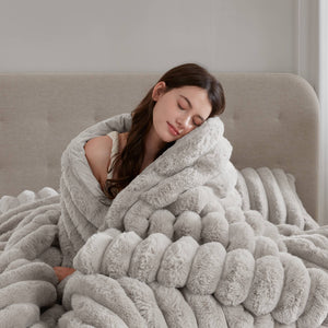 English Elm 3-Piece Queen Coverlet Set Matelassé Elegance with Two Shams — Soft Polyester-Rayon Texture, Durable Comfort Light Gray 21.26 L x 12.99 W x 12.6 H B035P381295