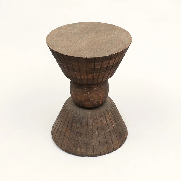 English Elm Decorative Wooden End Table - Artisan Crafted, Compact Accent Table For Living Room & Bedroom Use B346P320732