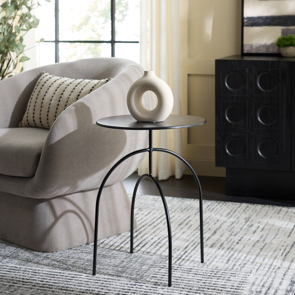 Safavieh Saburo Accent Table - Chic Iron Design For Modern Living Spaces, Versatile And Stylish Utility Piece Black Iron Acc3243a