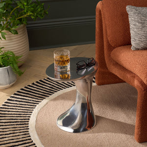 Safavieh Capery Side Table - Elegant Silver Modern Design, Sturdy Metal Construction & Chic Home Accent Silver Metal Acc5514a