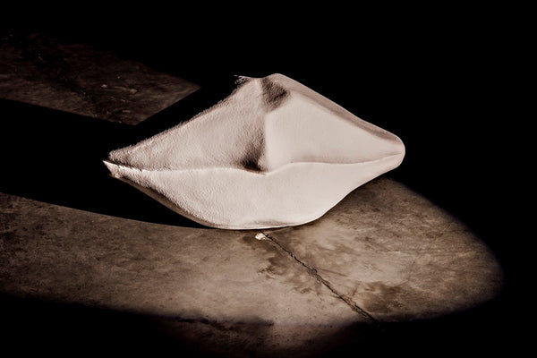 Noir Lips, Playful White Fiber Cement Surrealist Sculpture – Modern Accent for Home Décor & Display AR-251WFC