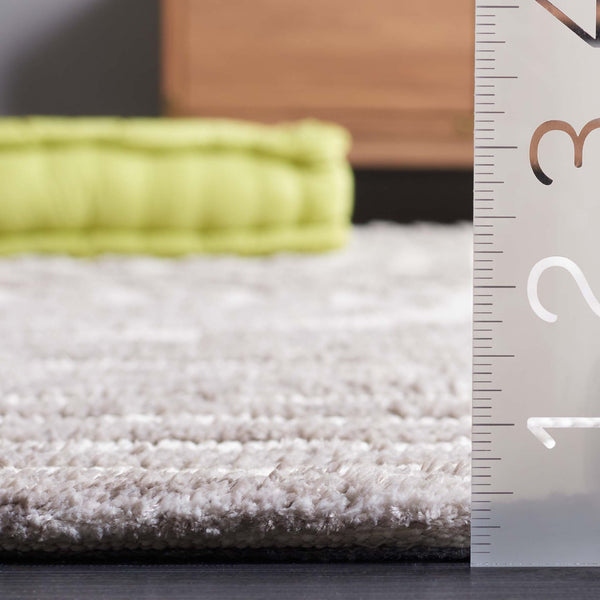 Safavieh Audrey Elegant Geometric Area Rug With Timeless Style | Luxurious Comfort For Any Room Decor Ivory ,Grey 80% Micro Polyester,20% Cotton Aud106a-28