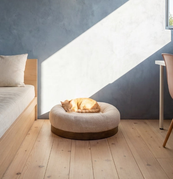 English Elm Relaxing Bentwood Circular Pet Bed with Plush Padding for Modern Minimalist Interiors B011P577475