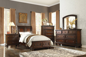English Elm Queen Bedroom Set with Nightstands Birch Veneer Carved Footboard Storage Traditional Style B011S07382