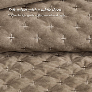 English Elm 3-Piece Tufted Duvet Cover Set with Textured Face for a Serene King Bedroom Taupe Polyester B035P549332