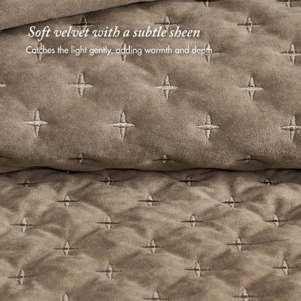 English Elm 3-Piece Tufted Duvet Cover Set with Textured Face for a Serene King Bedroom Taupe Polyester B035P549332