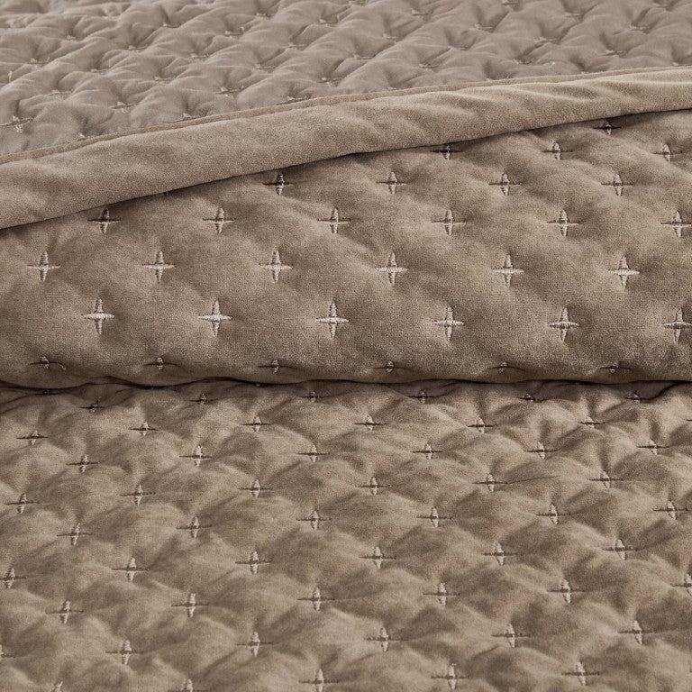 English Elm 3-Piece Tufted Duvet Cover Set with Textured Face for a Serene King Bedroom Taupe Polyester B035P549332