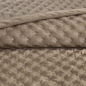 English Elm 3-Piece Tufted Duvet Cover Set with Textured Face for a Serene King Bedroom Taupe Polyester B035P549332