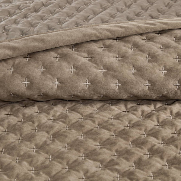 English Elm 3-Piece Tufted Duvet Cover Set with Textured Face for a Serene King Bedroom Taupe Polyester B035P549332
