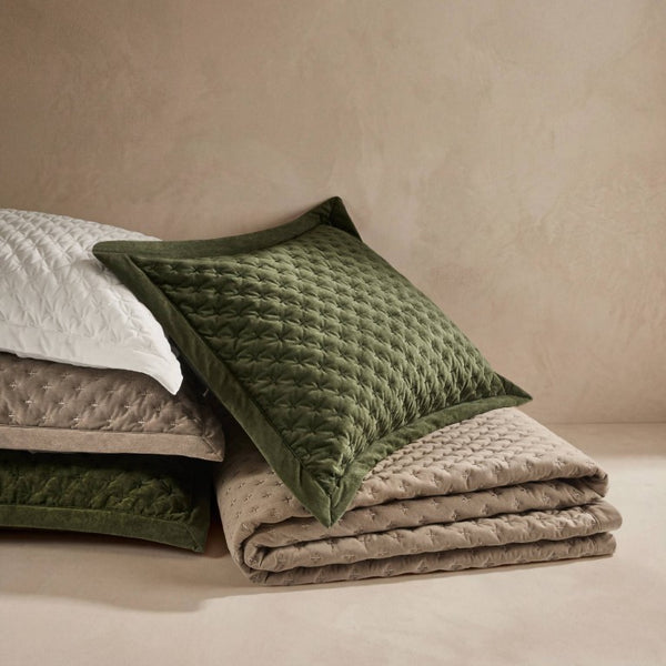 English Elm 3-Piece Tufted Duvet Cover Set with Textured Face for a Serene King Bedroom Taupe Polyester B035P549332
