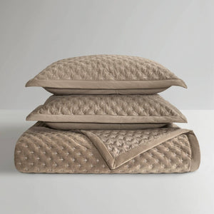 English Elm 3-Piece Tufted Duvet Cover Set with Textured Face for a Serene King Bedroom Taupe Polyester B035P549332