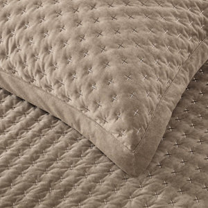 English Elm 3-Piece Tufted Duvet Cover Set with Textured Face for a Serene King Bedroom Taupe Polyester B035P549332