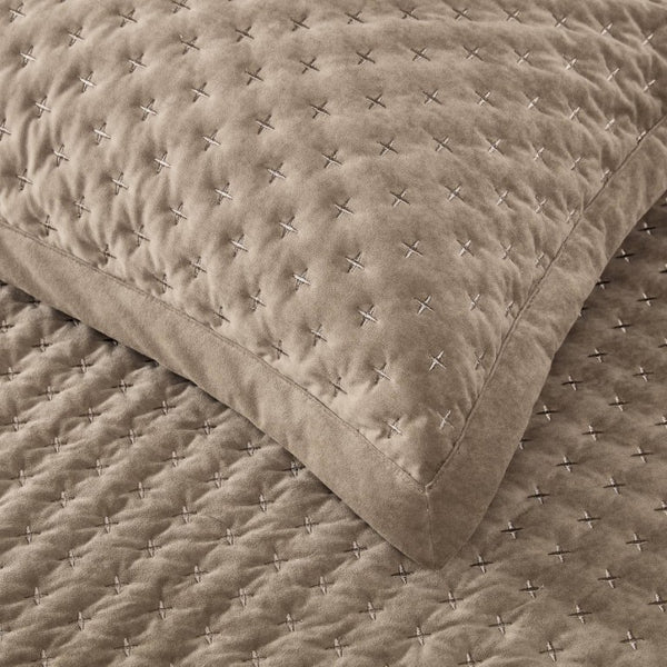 English Elm 3-Piece Tufted Duvet Cover Set with Textured Face for a Serene King Bedroom Taupe Polyester B035P549332