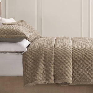 English Elm 3-Piece Tufted Duvet Cover Set with Textured Face for a Serene King Bedroom Taupe Polyester B035P549332