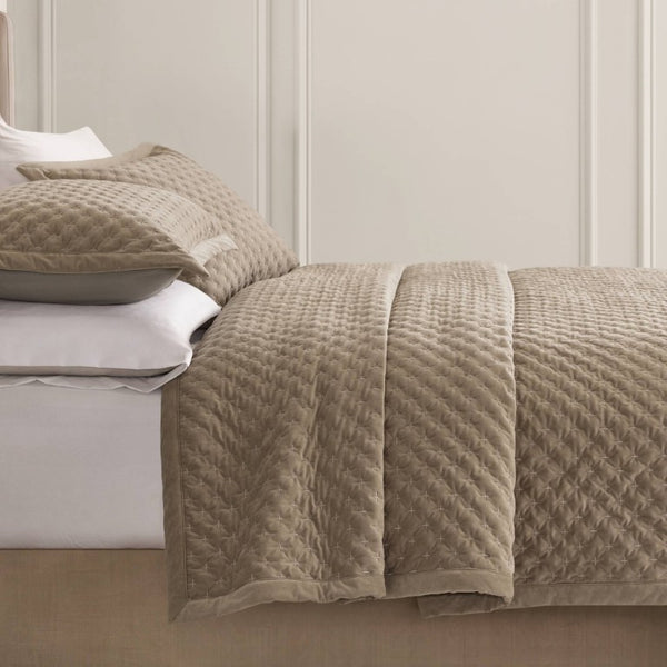 English Elm 3-Piece Tufted Duvet Cover Set with Textured Face for a Serene King Bedroom Taupe Polyester B035P549332
