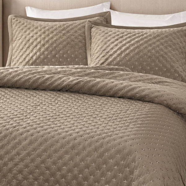 English Elm 3-Piece Tufted Duvet Cover Set with Textured Face for a Serene King Bedroom Taupe Polyester B035P549332
