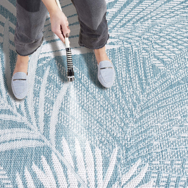 Safavieh Beach House Elegant Indoor/Outdoor Area Rug - Stylish, Durable, And Perfect For Coastal Living Spaces Aqua ,Ivory 85% Polypropylene,15% Polyester Bhs264j-7r