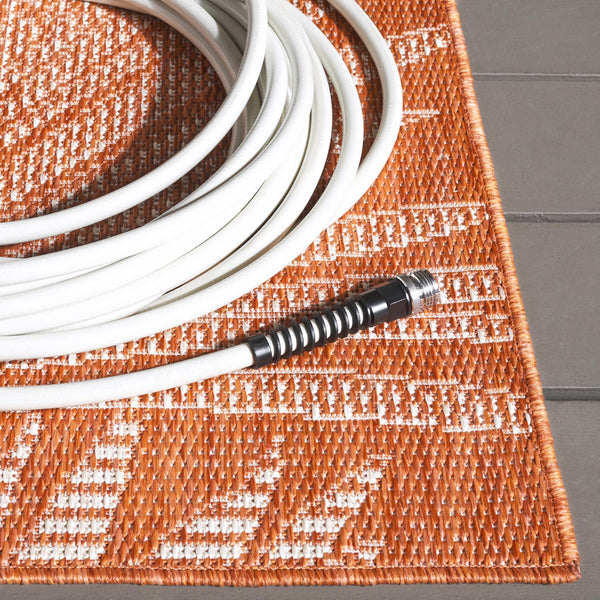 Safavieh Beach House Elegant Indoor/Outdoor Area Rug - Stylish, Durable, And Perfect For Coastal Living Spaces Orange ,Ivory 85% Polypropylene,15% Polyester Bhs264p-26