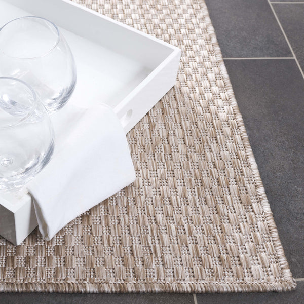 Safavieh Beach House 272b Chic Area Rug - Durable Polypropylene Blend For Stylish Home Décor And Comfort Beige 85% Polypropylene,15% Polyester Bhs272b-7sq