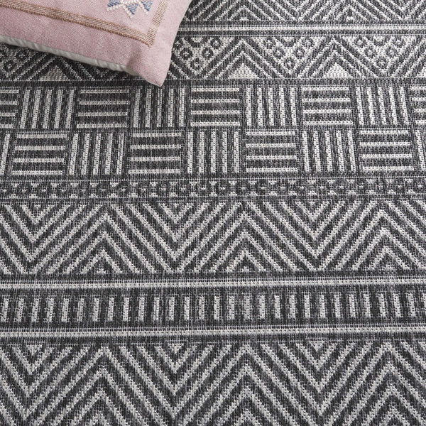 Safavieh Beach House Charcoal And Grey Area Rug - Durable, Elegant Design For Indoor And Outdoor Spaces Charcoal ,Grey 85% Polypropylene,15% Polyester Bhs288h-9